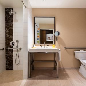 Deluxe  King Room Mobility accessible